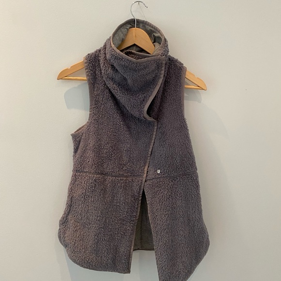 Reversible ivivva Sherpa vest size 12 - Picture 3 of 5